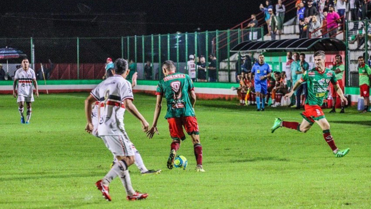 Lance do jogo entre CSE e Santa Cruz na Série D