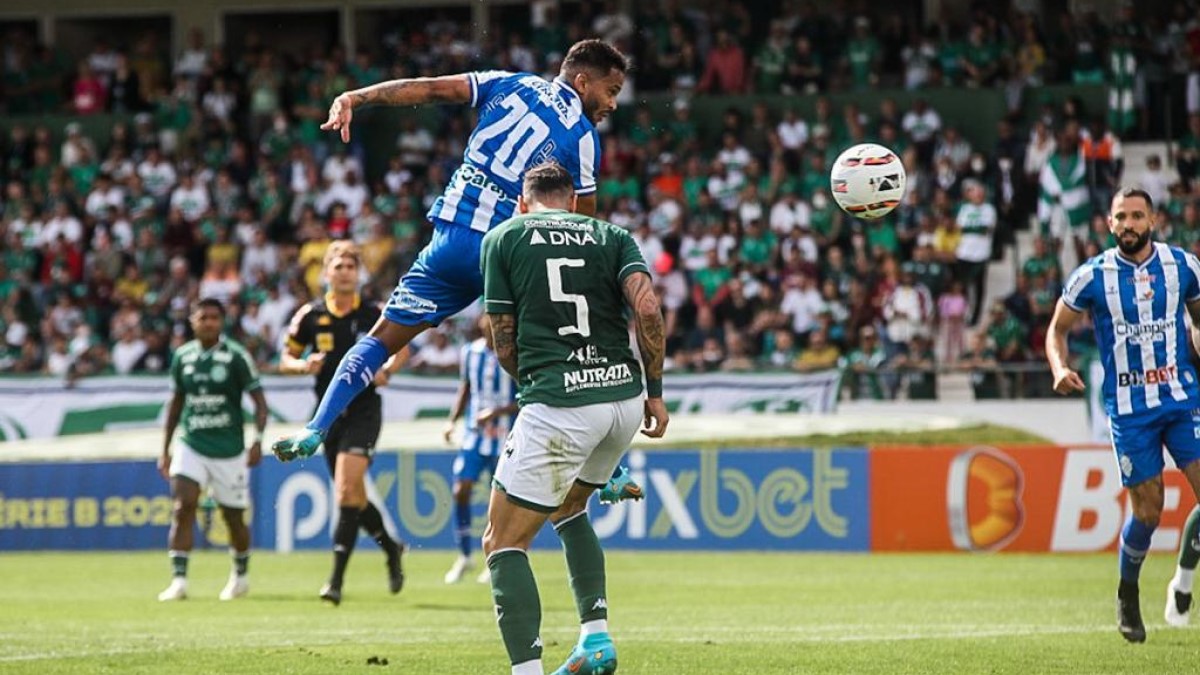 CSA faz jogo movimentado com Guarani, mas empata na estreia de Alberto Valentim 3 Lourenço, meia-atacante do CSA