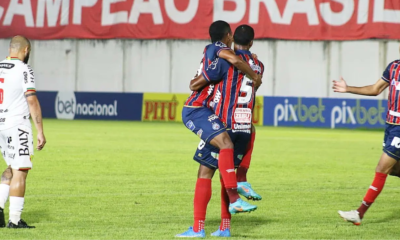 Volante Rezende comemora gol do Bahia no jogo contra o Brusque na Série B