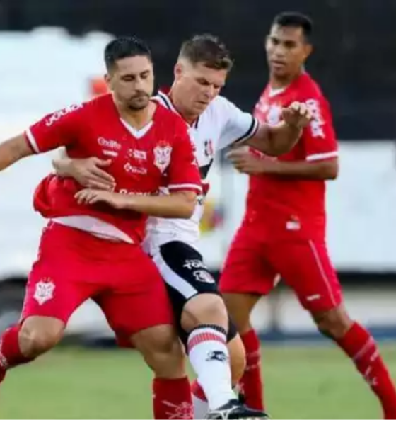 Zagueiro Alemão, do Santa Cruz, marca jogador do Sergipe em jogo da Série D