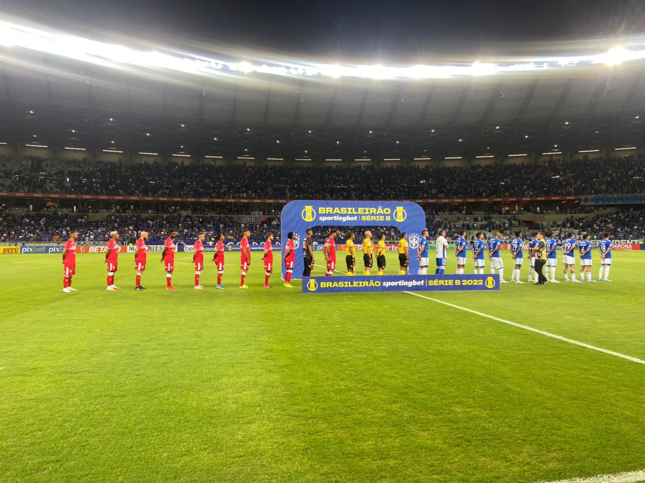 Times de CRB e Cruzeiro perfilados antes de jogo pela Série B no Mineirão - Foto: Divulgação/FAF