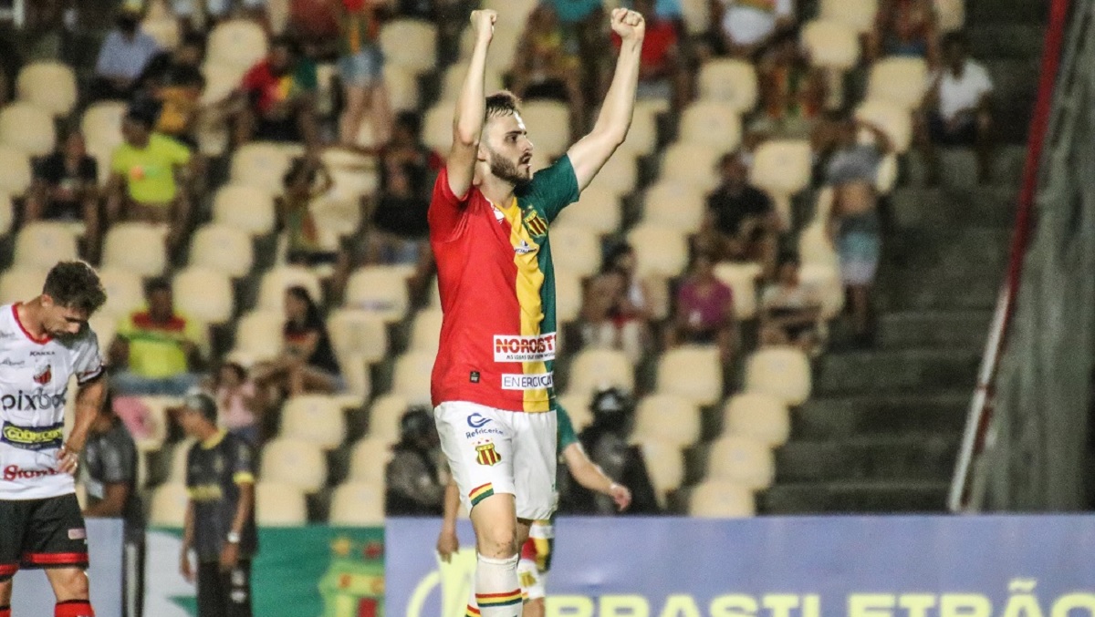 Poveda marca duas vezes, Sampaio Corrêa vence Ituano e sobe na tabela da Série B