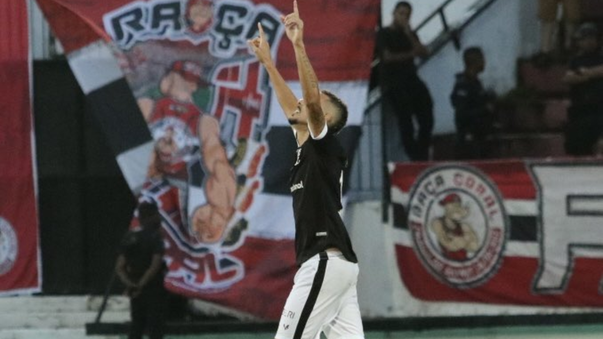 Atacante Hugo Cabral comemora gol pelo Santa Cruz no Arruda