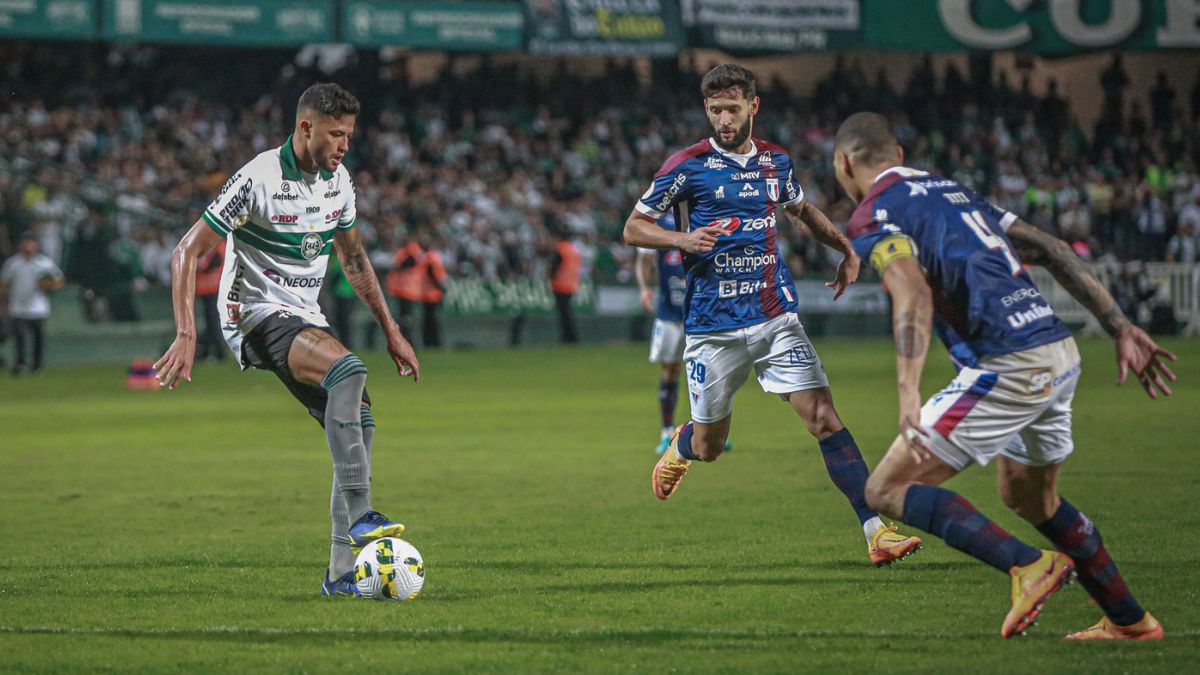 Fortaleza busca empate, mas toma gol nos acréscimos e é derrotado pelo Coritiba