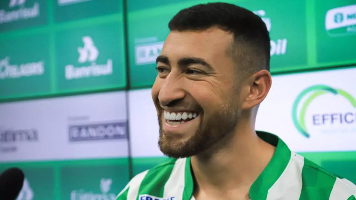 CRB negocia contratação do atacante Paulinho Moccelin