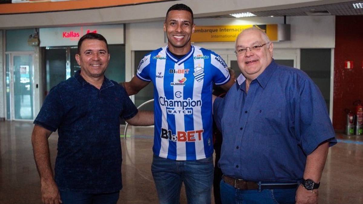 Após deixar o Cuiabá, Élton chega em Alagoas e veste a camisa do CSA