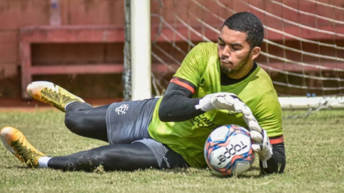 Cirurgia no ombro de Lucas Arcanjo, goleiro do Vitória, é realizada com sucesso em Salvador