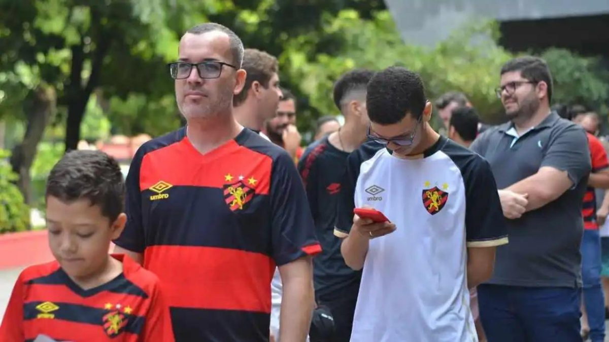 Torcida do Sport faz fila na Ilha do Retiro para compra de ingressos