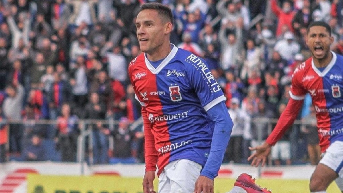 Náutico acerta a contratação do atacante Éverton Brito