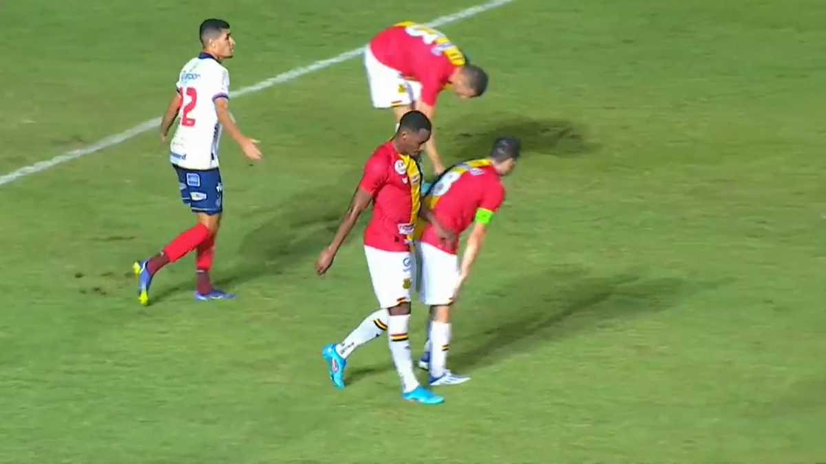 Sampaio bate Bahia no Castelão e diminui distância para o G4 da Série B 3 Atacante Everton, do Bahia, em lance de jogo contra o Sampaio Corrêa