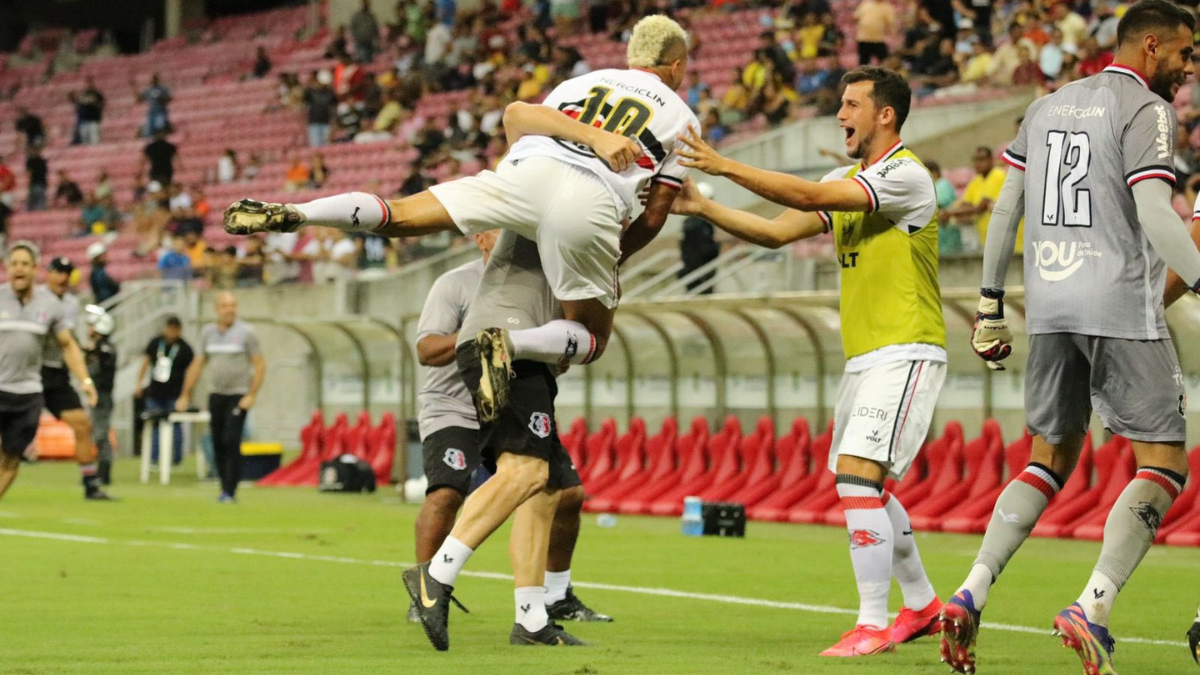 Decisivo em classificação do Santa Cruz ante o Retrô, Hugo Cabral celebra: "Tradição faz a diferença" 1 Atacante Hugo Cabral comemora gol do Santa Cruz contra o Retrô na Série D