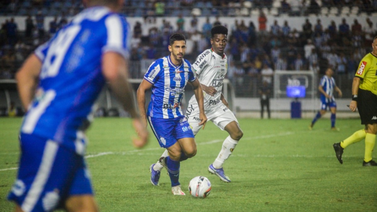 Com drama até o fim, CSA vence Brusque e encerra jejum na Série B 2 Geovane, volante do CSA