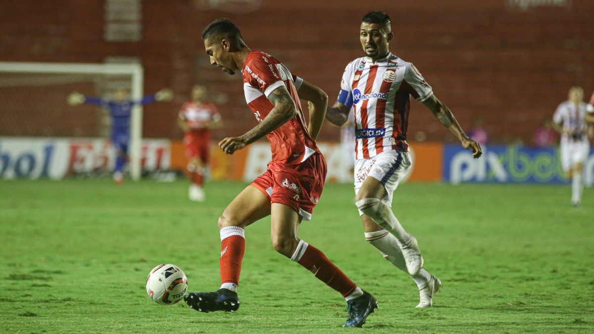 Náutico vence CRB nos Aflitos, deixa lanterna e encerra jejum na Série B 3 Kieza, atacante do Náutico