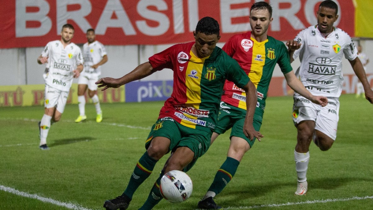 Sampaio Corrêa arranca empate com Brusque fora de casa, pela Série B 2 Nadson, atacante do Sampaio Corrêa