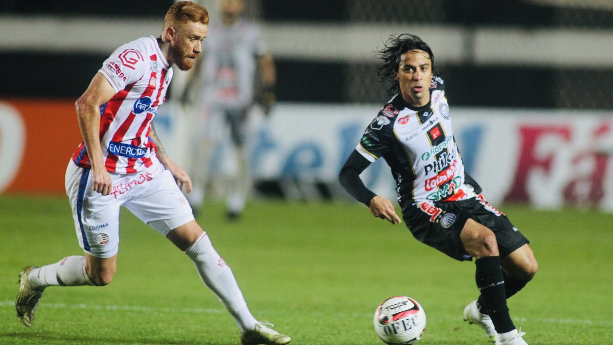 Souza, do Náutico, contra Ricardinho, do Operário-PR