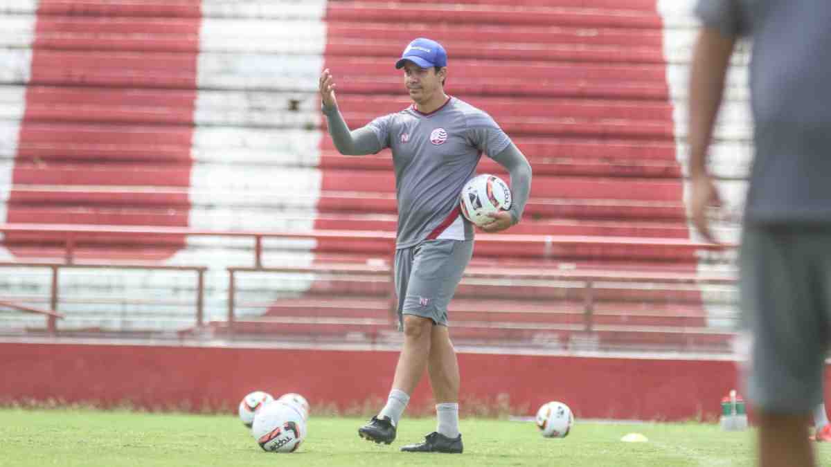 Dado ‘orienta’ elenco do Náutico a não assistir rivais diretos na Série B: “Esquece tabela e vamos focar no nosso”
