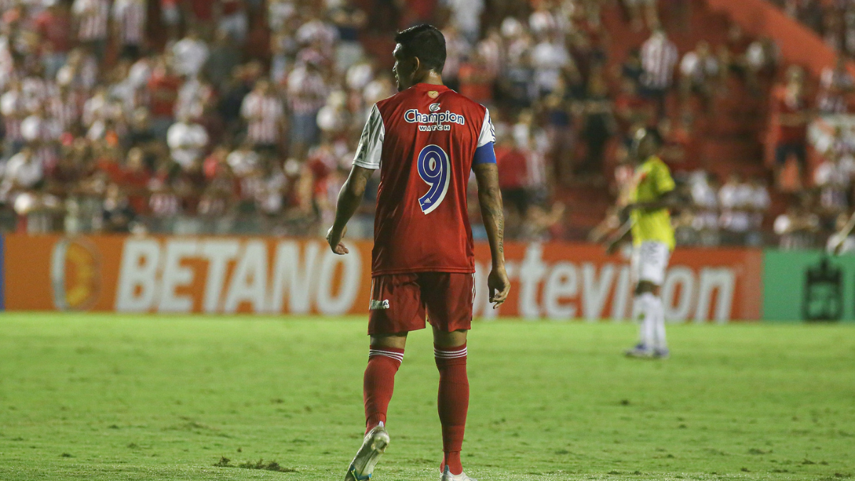 Kieza se despede do Náutico e valoriza passagens no clube: "Aprendi a amar e a torcer" 2 Atacante Kieza, do Náutico, em jogo contra o Brusque
