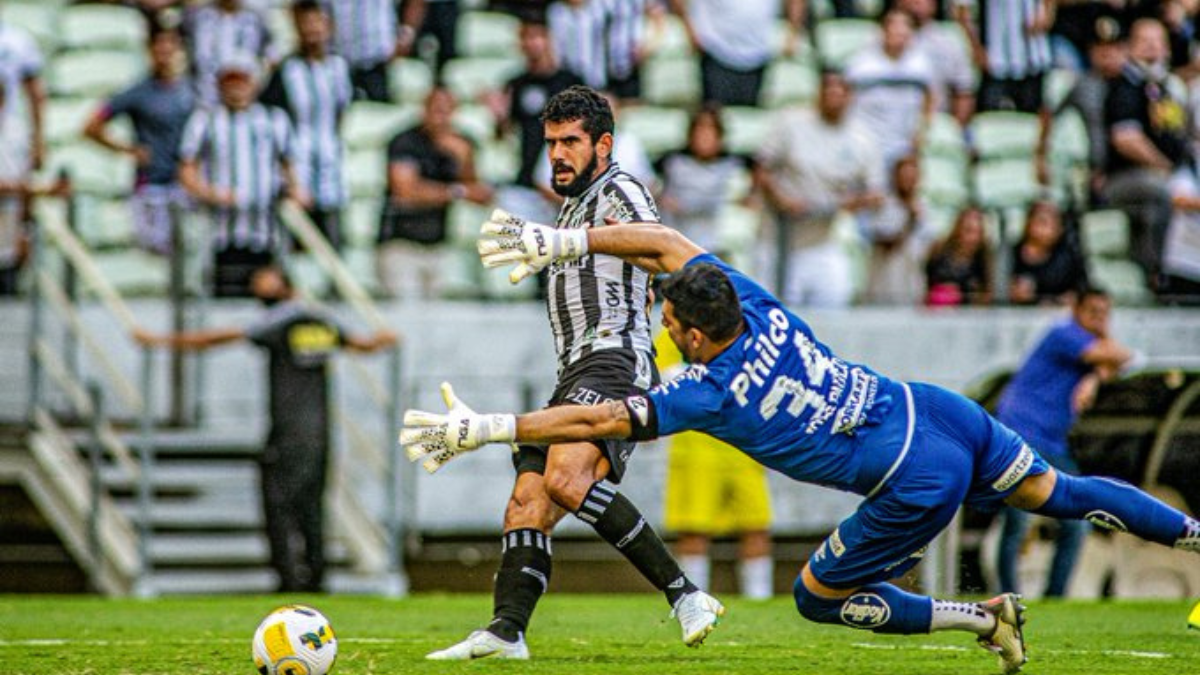 Atacante Zé Roberto, do Ceará, faz gol contra o Santos