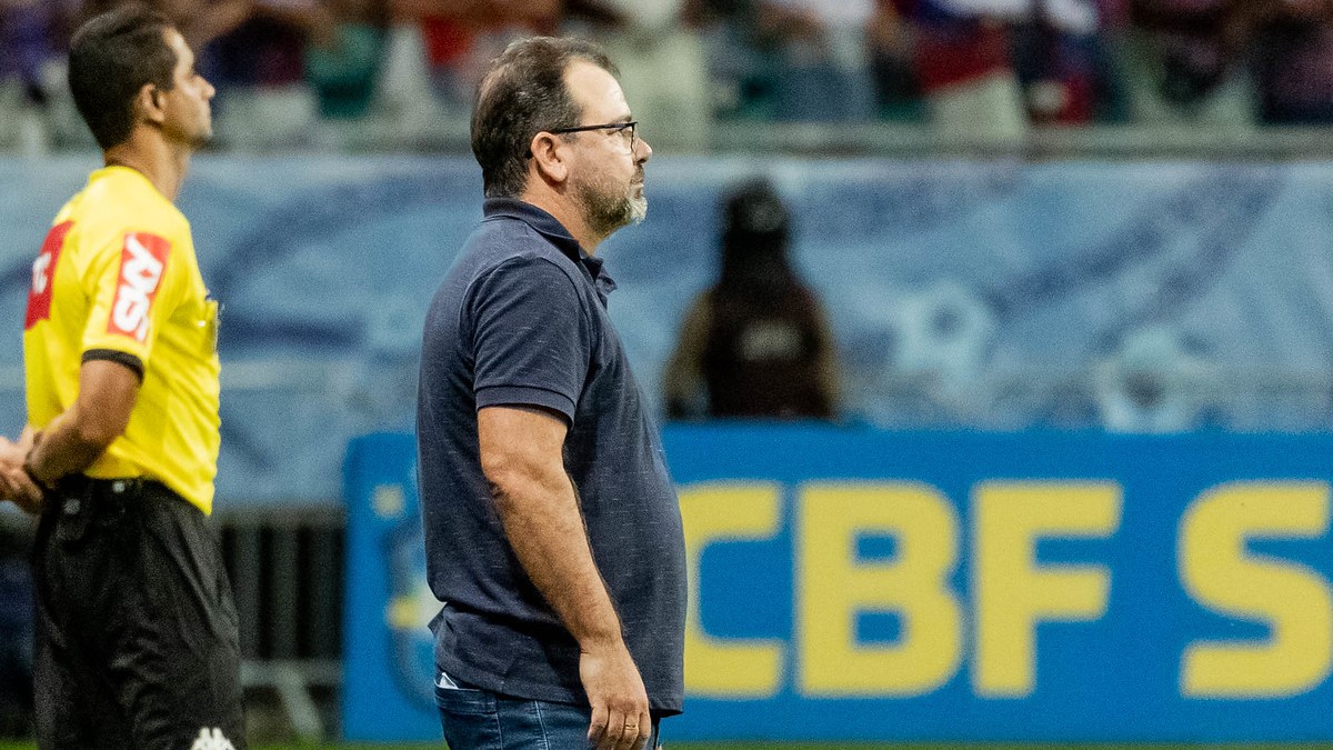 Bahia anuncia demissão do técnico Enderson Moreira