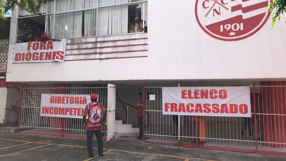 As vésperas do Clássico, organizada do Náutico promove protesto nos Aflitos contra diretoria e jogadores