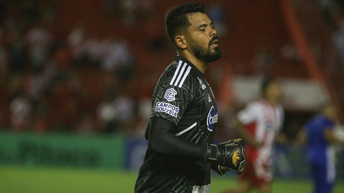 Goleiro Jean, do Náutico, em jogo contra o Brusque