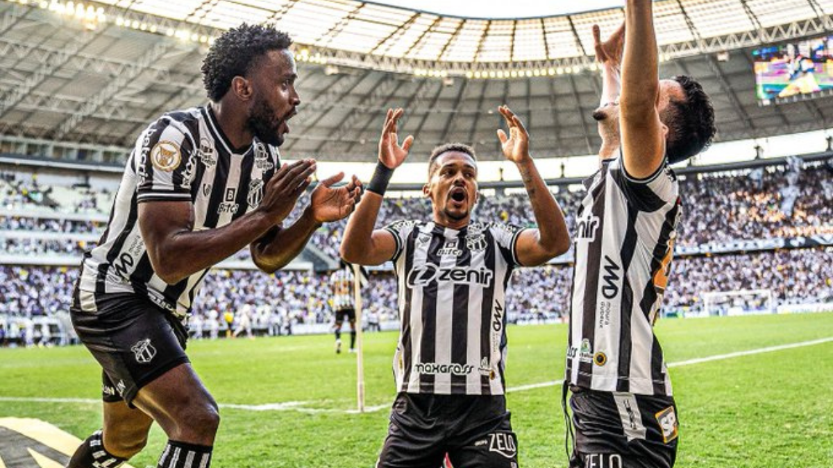 Jogadores do Ceará comemoram gol contra o Santos no Castelão