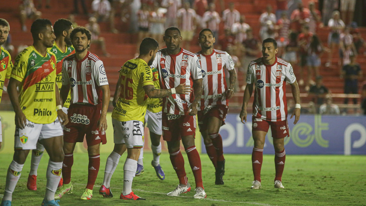 Lance do jogo entre Náutico e Brusque, na Série B