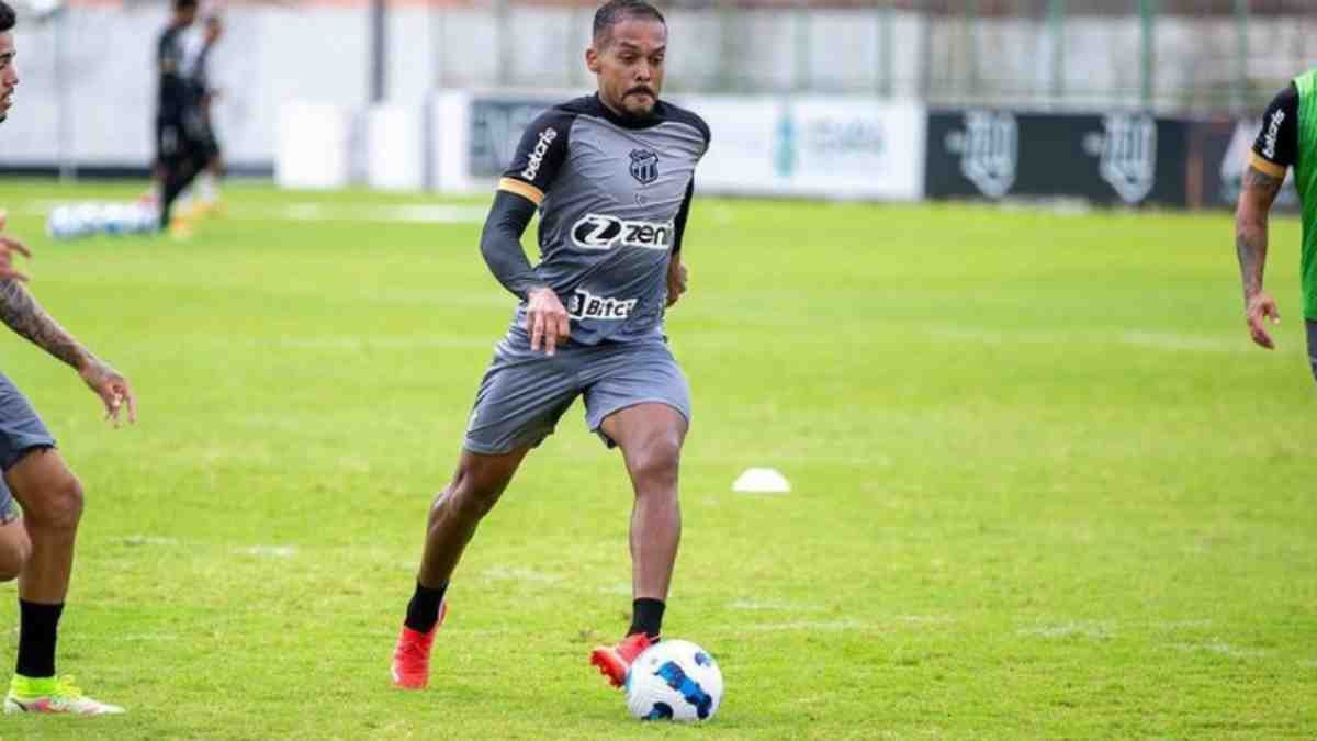 "A gente tem que vencer", diz Bruno Pacheco sobre duelo do Ceará com o Santos