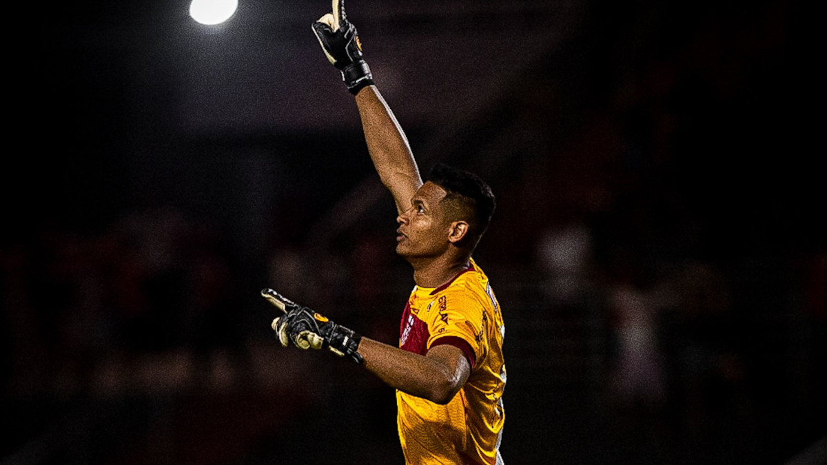 Peça fundamental no CRB, Diogo Silva lidera ranking de defesas no Brasileiro