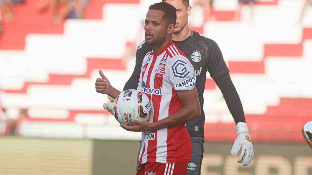 Após ser expulso e dar um soco na cabine de proteção do VAR, Geuvânio, do Náutico, pede desculpas: “Perdi minha cabeça”
