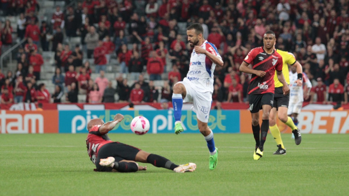 Fortaleza sai na frente do Athletico, mas leva empate no fim do jogo, pela Série A 3 Posts