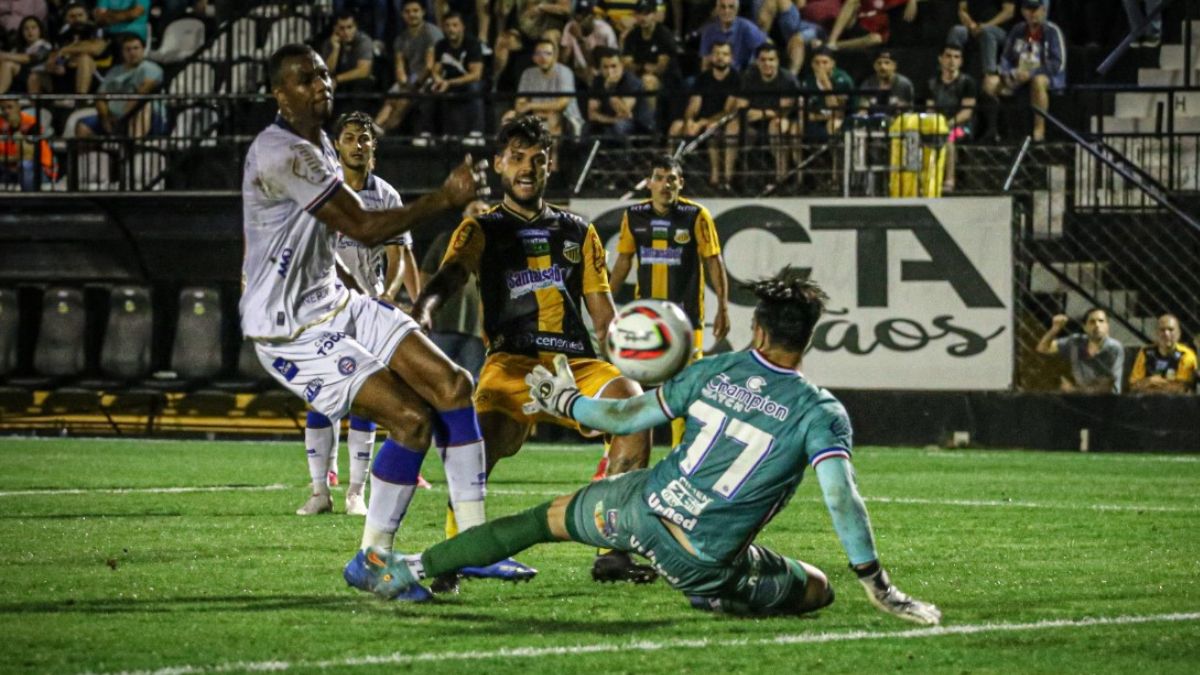 Bahia sai na frente, mas cede empate ao Novorizontino na estreia de Eduardo Barroca 1 Ronaldo - Novorizontino x Bahia
