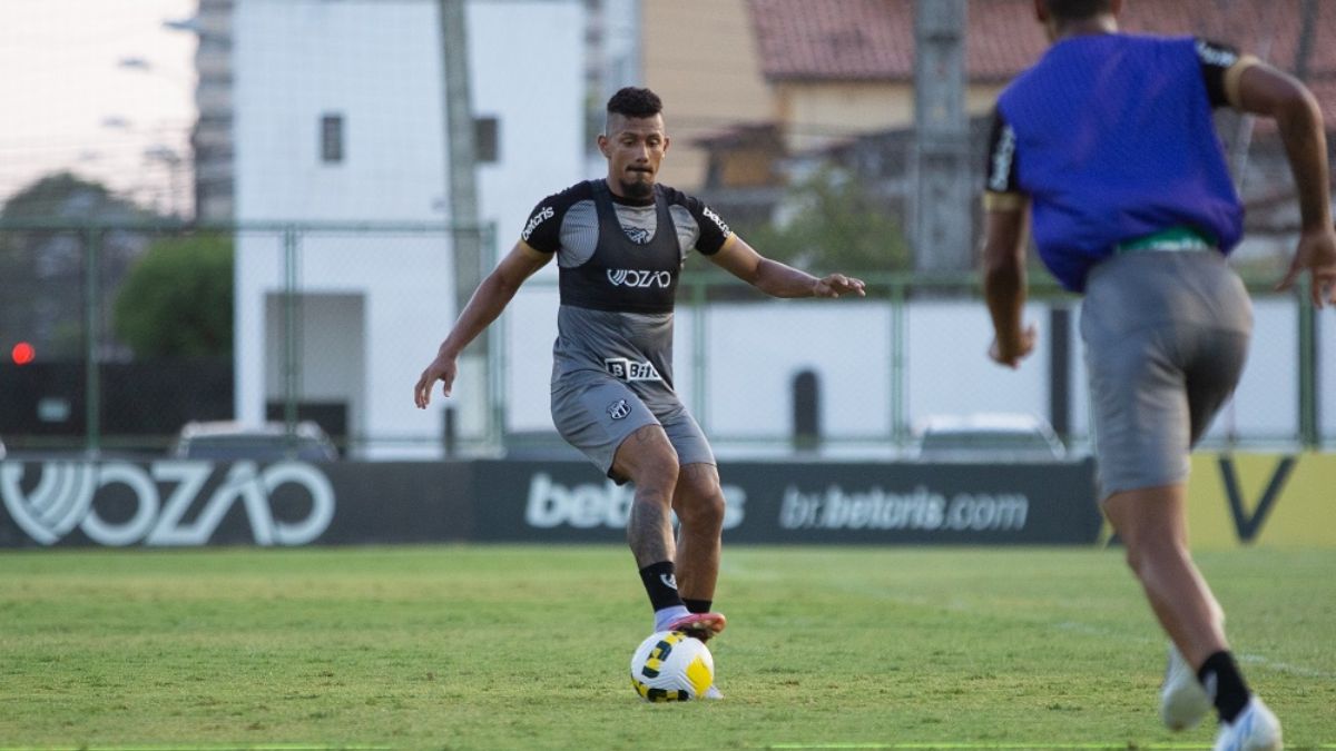 Ceará: Lucho lamenta ausência da torcida e fala em trabalho psicológico com jogadores 1 Treino - Ceará - Porangabuçu
