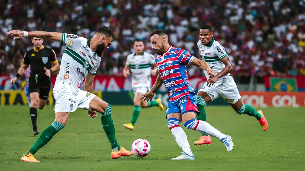 Juninho Capixaba decide, Fortaleza bate o Coritiba e chega ao 8º jogo invicto na Série A 1 Moisés - Fortaleza x Coritiba