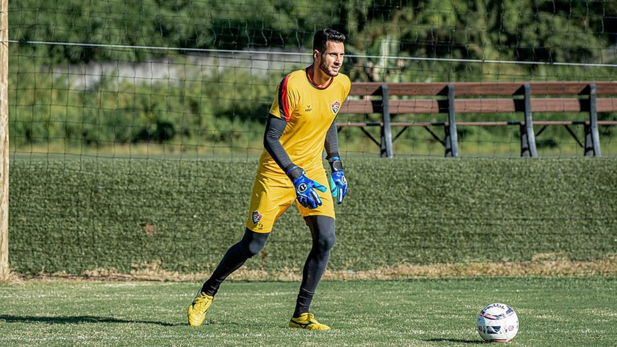 Vitória acerta renovação com goleiro Dalton para 2023