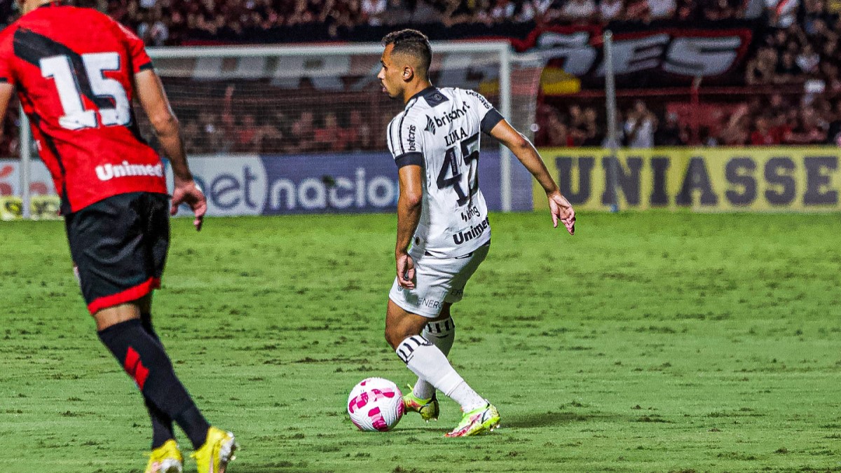 Ceará perde do Atlético-GO e fica a apenas um ponto do Z-4 da Série A 2 Lima, meia do Ceará