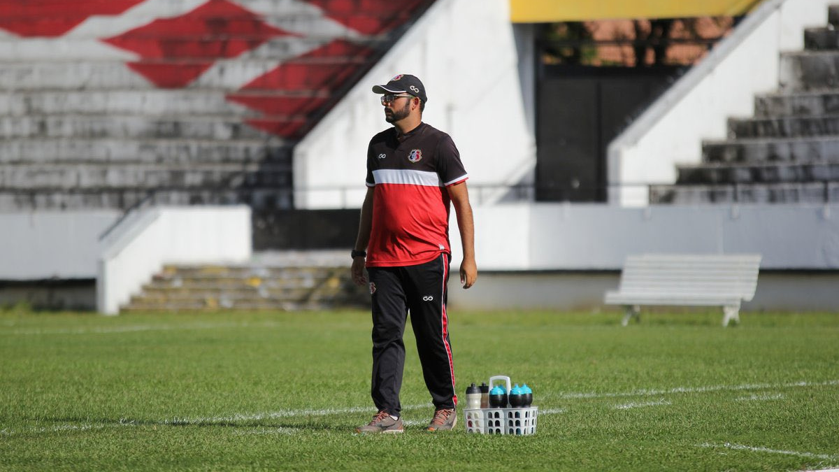 Auxiliar técnico Rômulo Oliveira, do Santa Cruz