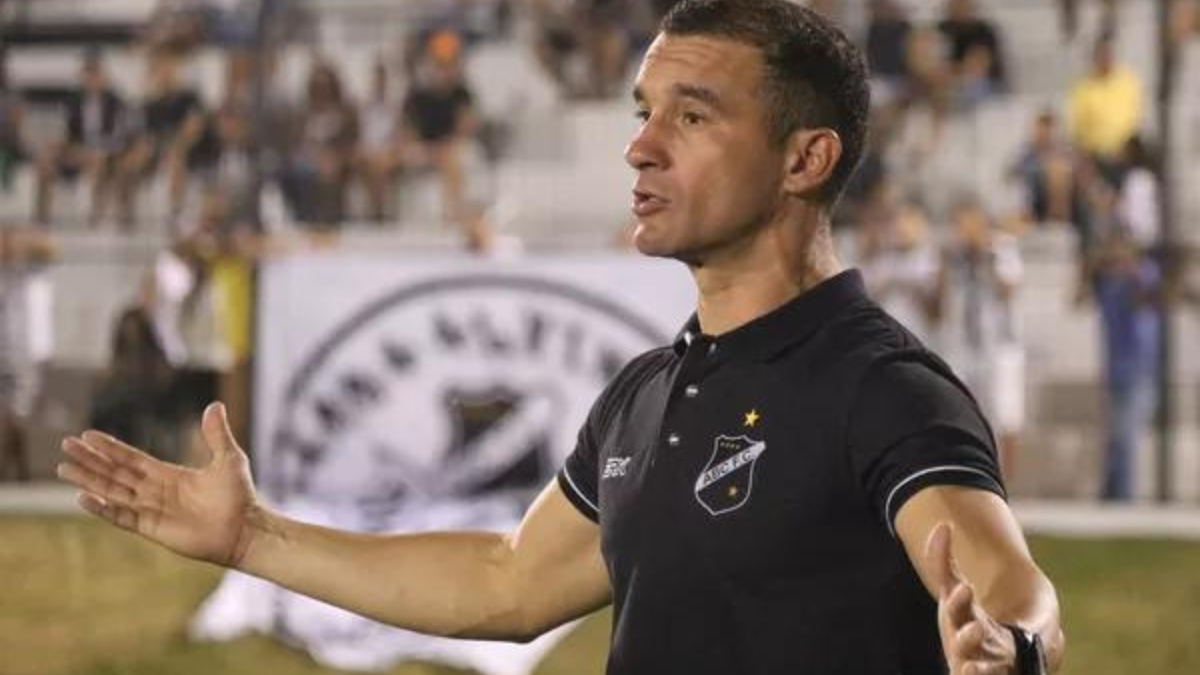 Ranielle Ribeiro: Conheça perfil e histórias do novo técnico do Santa Cruz 2 Treinador Ranielle Ribeiro, pelo ABC, em 2018