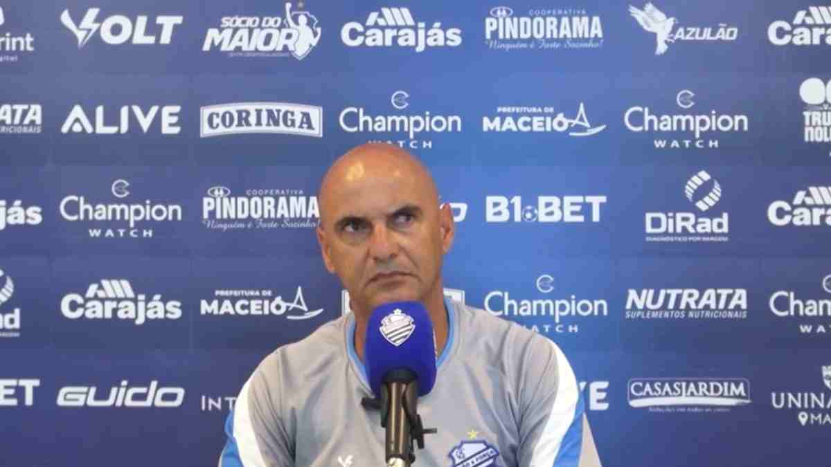 "Vamos buscar essa permanência até a última rodada", diz Adriano Rodrigues após vitória do CSA 1 "Vamos buscar essa permanência até a última rodada", diz Adriano Rodrigues após vitória do CSA