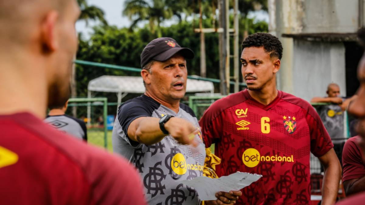 Após derrota do Sport, Claudinei diz que não é hora de "procurar culpados" 3 Treinador Claudinei Oliveira, em treino do Sport