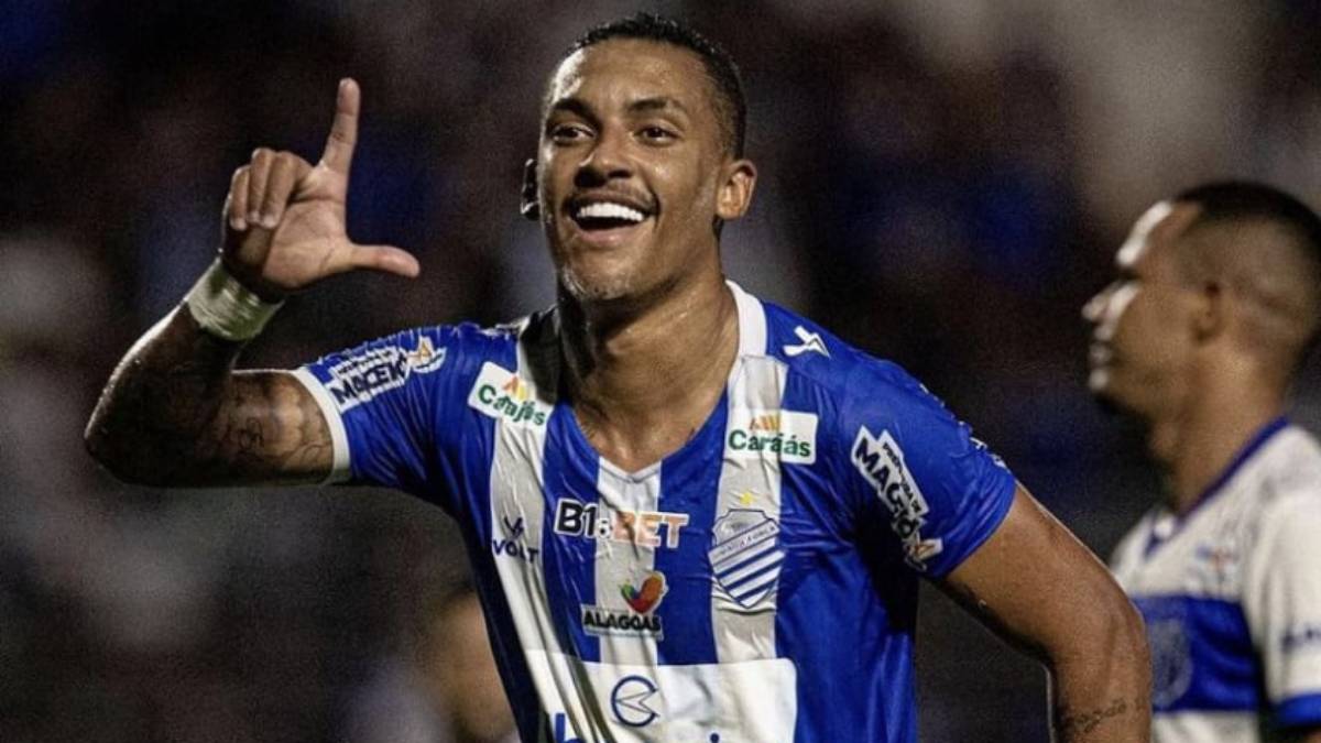 Lucas Barcelos volta a treinar com bola, e deve ser novidade do CSA, diante do Cruzeiro