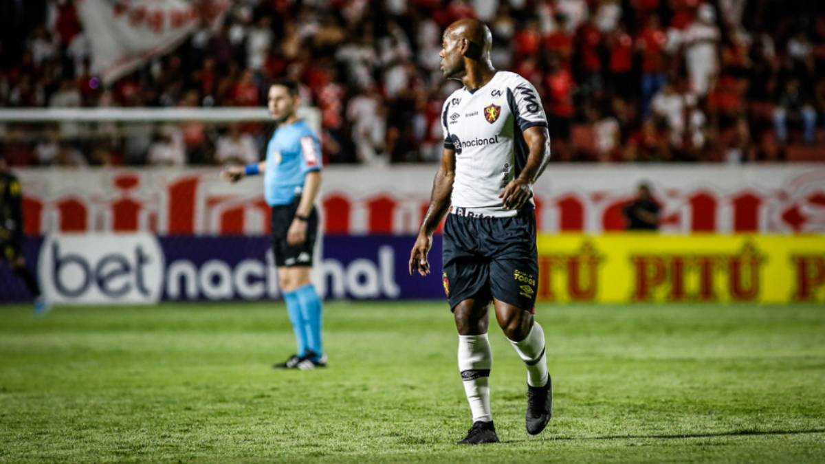 Árbitro de Vila Nova e Sport relata “xingamentos e ironia” na súmula para explicar excesso de expulsões