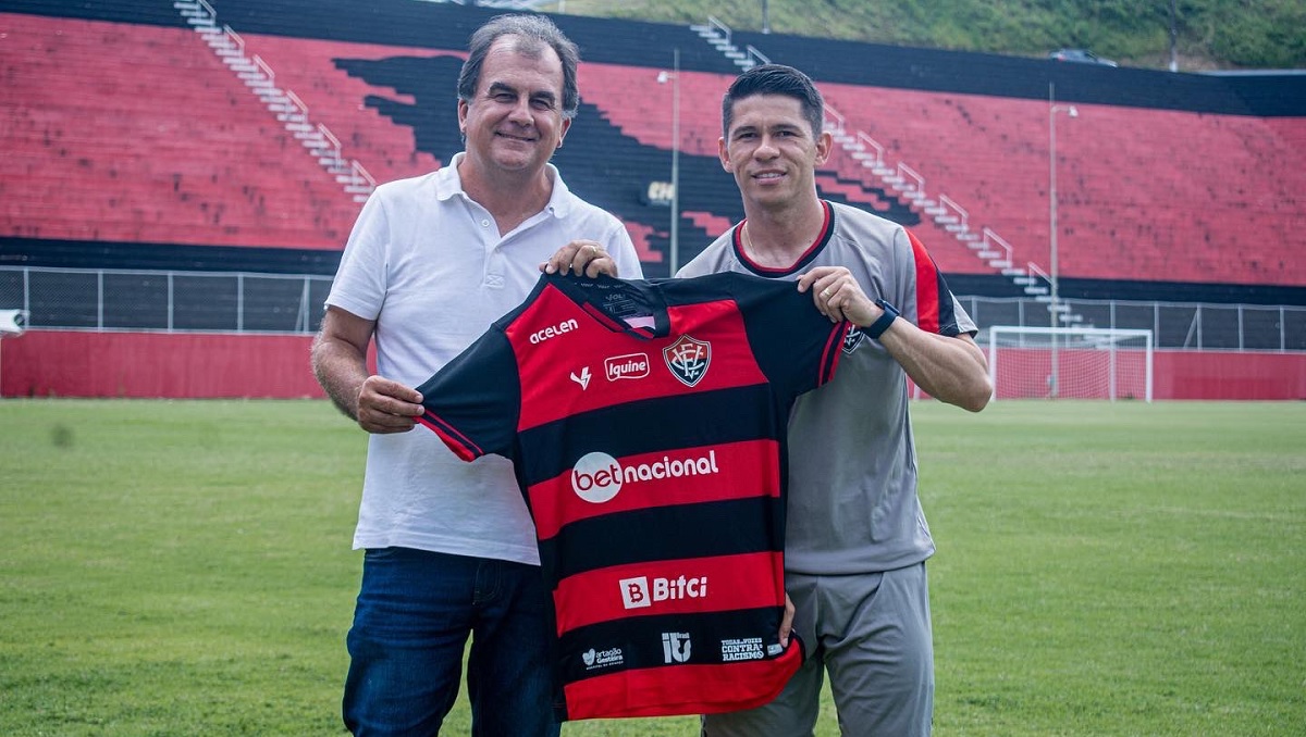 Osvaldo comemora acerto com o Vitória e diz estar bem fisicamente