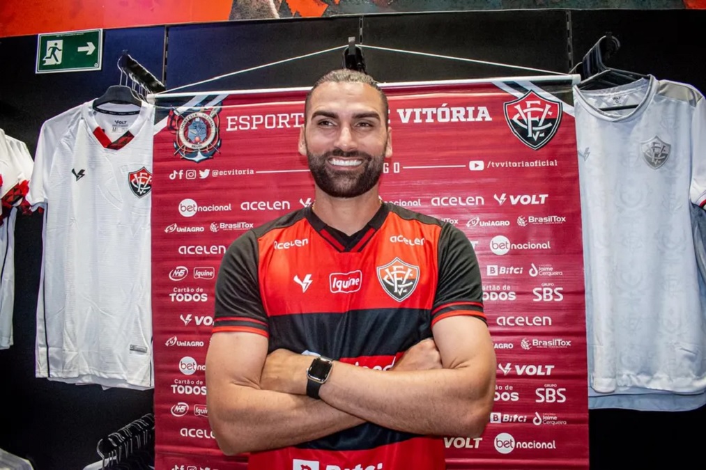 Léo Gamalho é apresentado pelo Vitória e evita falar em meta de gols