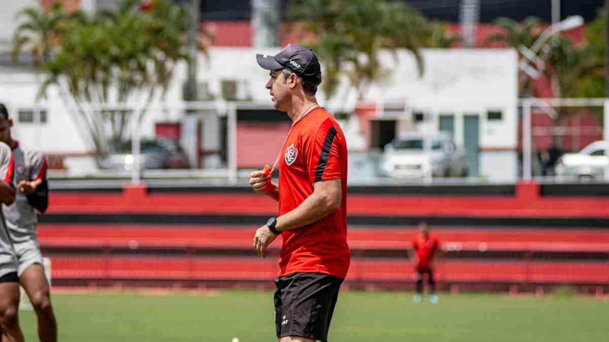 “Feliz com tudo que a gente vem construindo”, diz João Burse sobre pré-temporada do Vitória