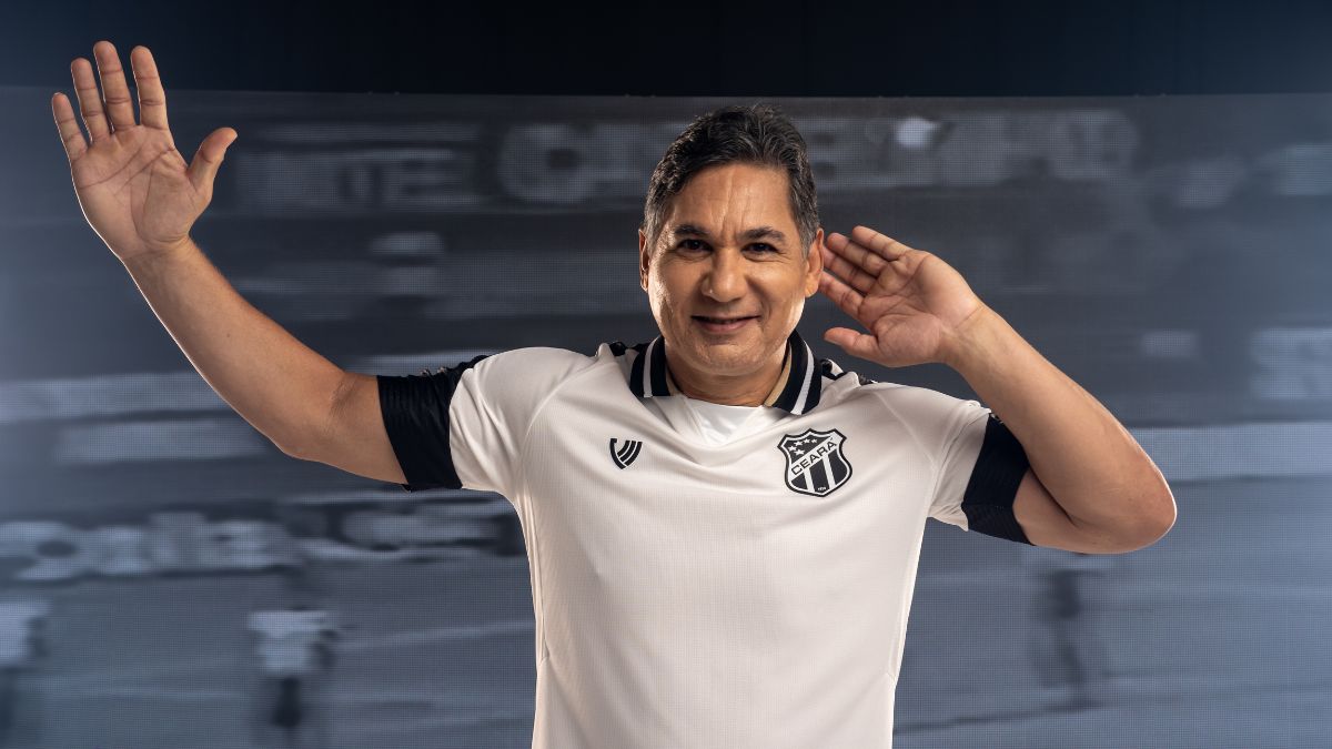 Com Sérgio Alves de modelo, Ceará lança camisa inspirada em uniformes icônicos da década de 1990