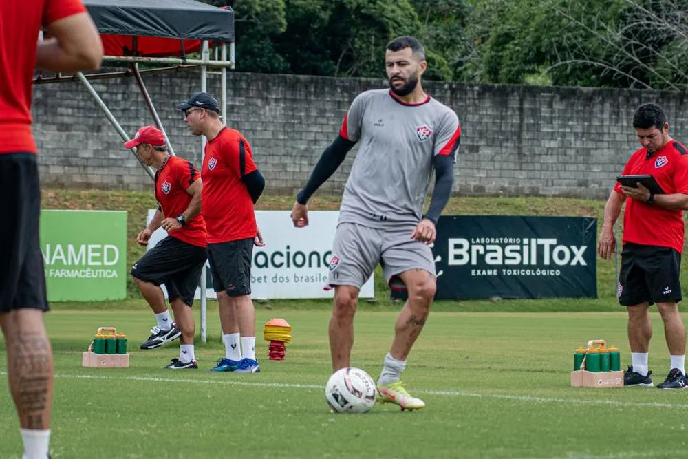 Gegê aparece, e Vitória treina com todos os sete reforços no Barradão 2 Posts