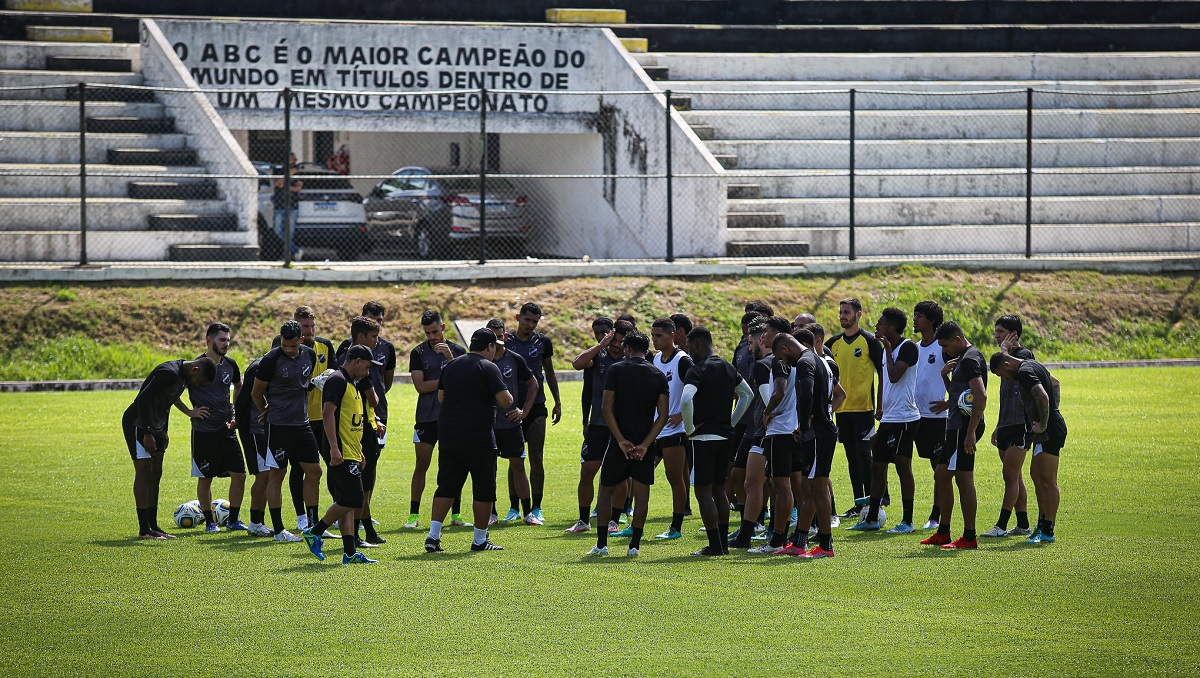 ABC apresentará elenco à torcida em mercado público
