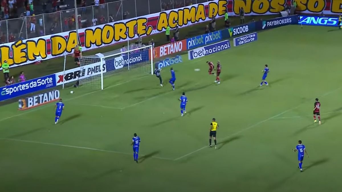 Atacante Nicolás Dibble marca gol do Vitória sobre o Doce Mel