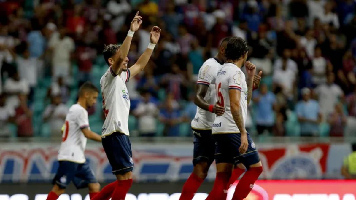 Biel e Ricardo Goulart, do Bahia, em jogo contra o Atlético de Alagoinhas